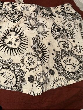Kathmandu NWT XL Women's White Sun & Moon Print Shorts
